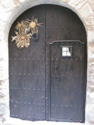Porta amb cardigueres